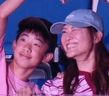 2026年7月4日晚，应采儿与大儿子Jasper惊喜现身陈小春南京站演唱会。
当