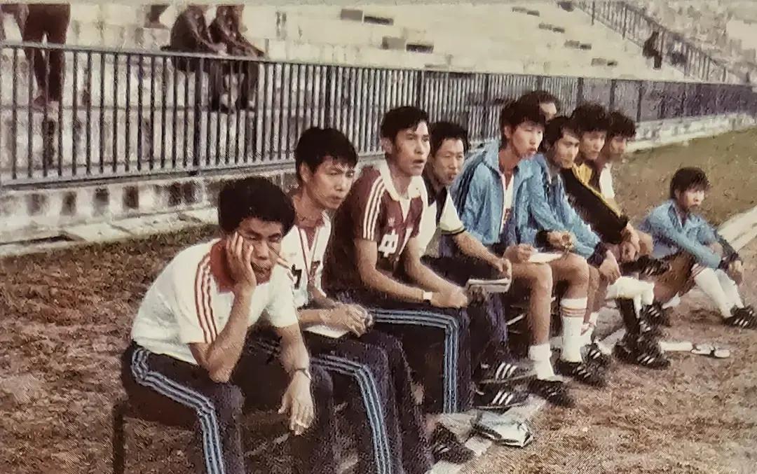 眼瞅着就要去奥运会了，结果自己把路走死了。
 
八三年那次预选赛，中国队开局挺不