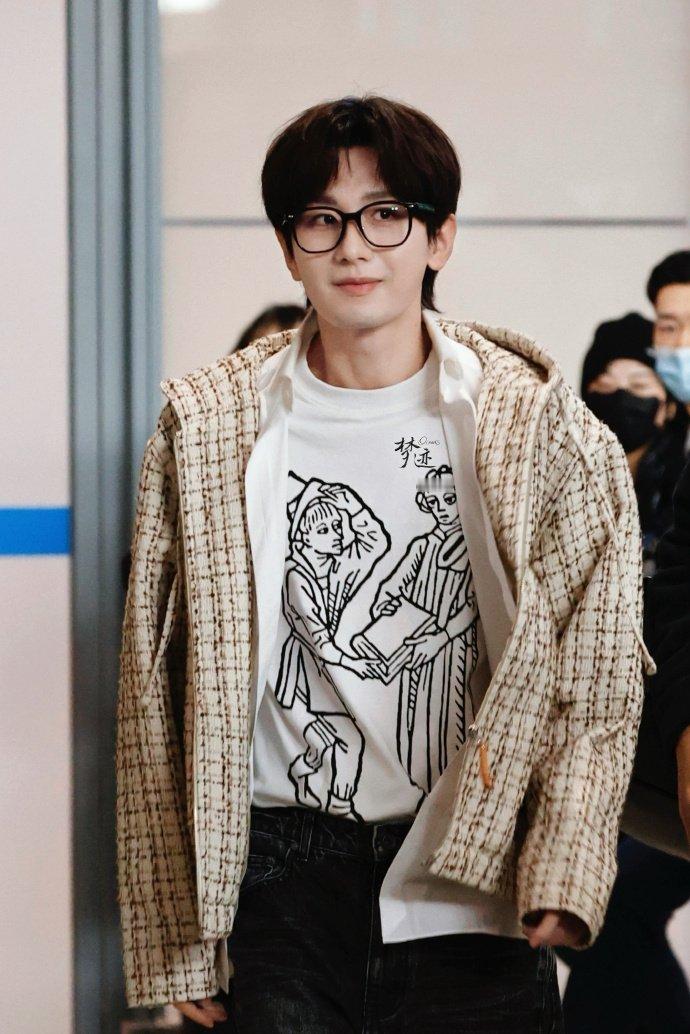 成毅格纹连帽小香  成毅回归谢淮安拍摄  成毅回归谢淮安拍摄，是到达宁波格纹连帽