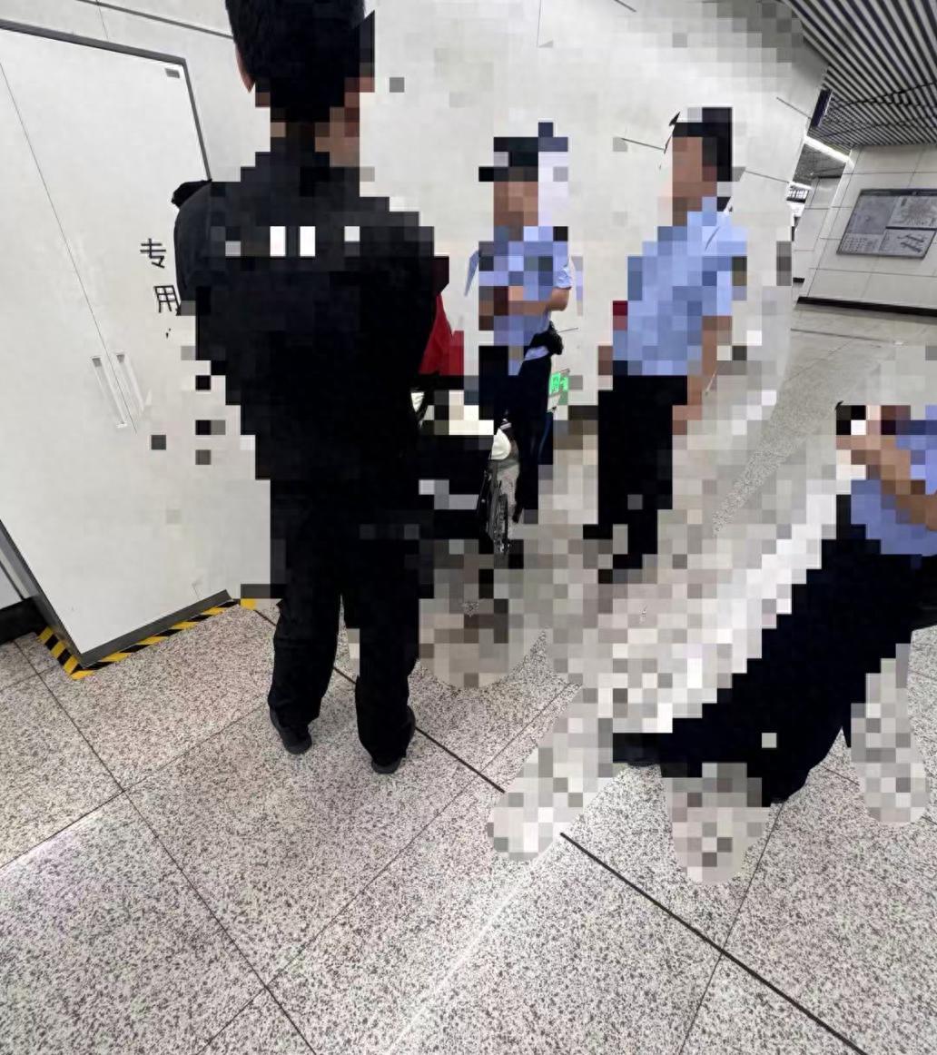 北京地铁学生摔倒蹭到女乘客，医院查完啥毛病没有，对方却要3000误工费！

北京