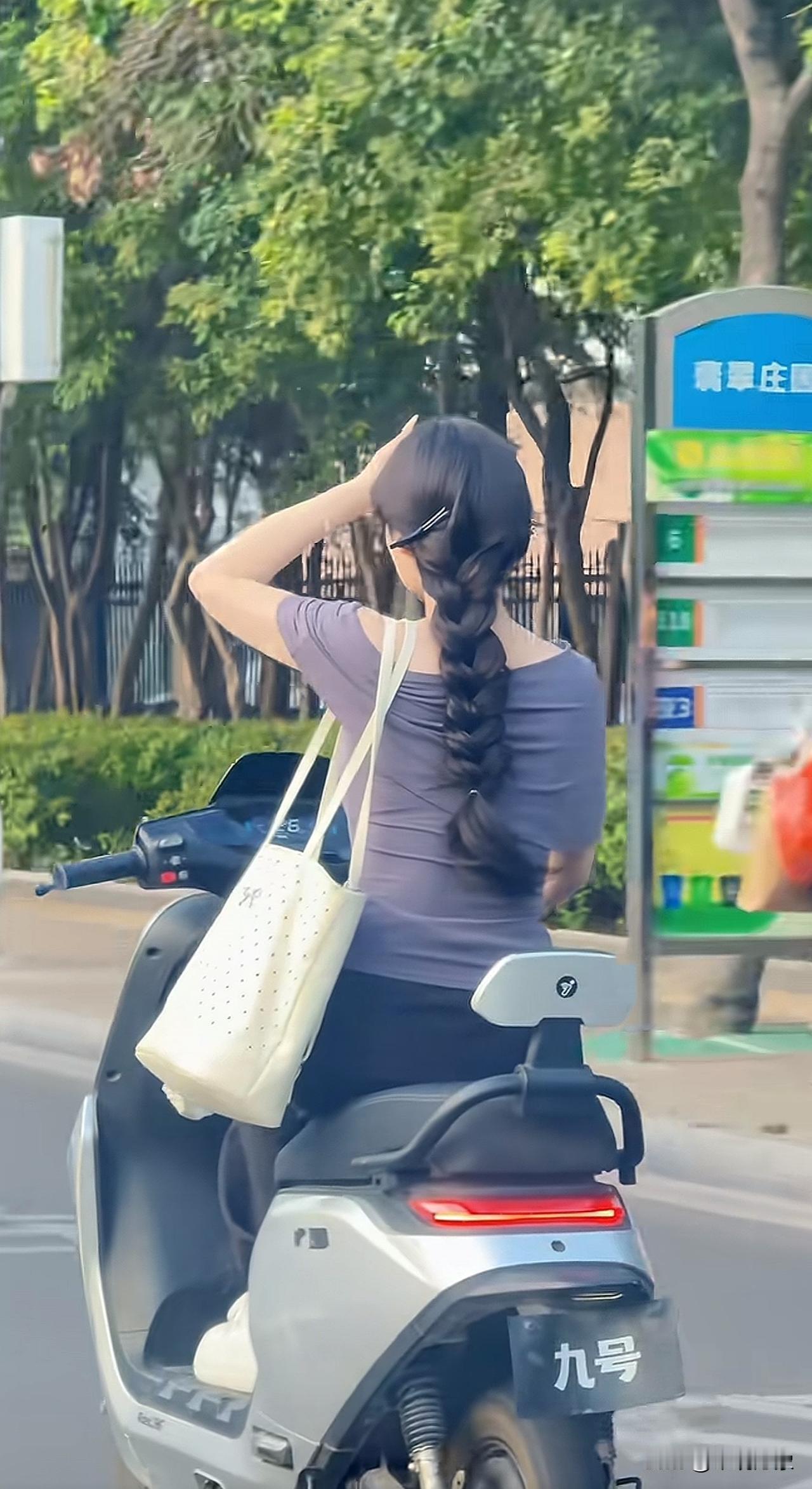 街头 拍到一位姑娘的发量[震惊]
