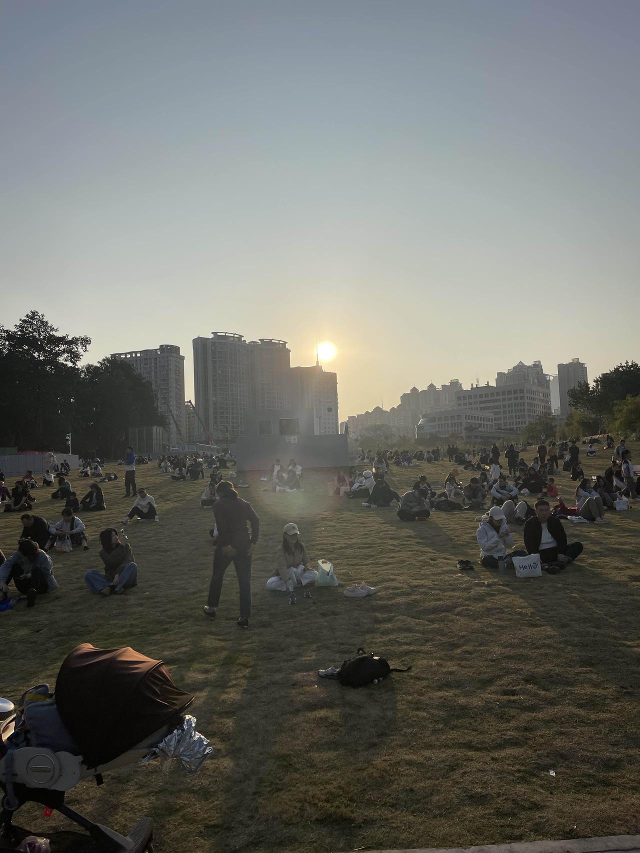 广州楼市“小阳春”：豪宅在过夏天，刚需在捡白菜

最近几天，广州的房产中介朋友圈