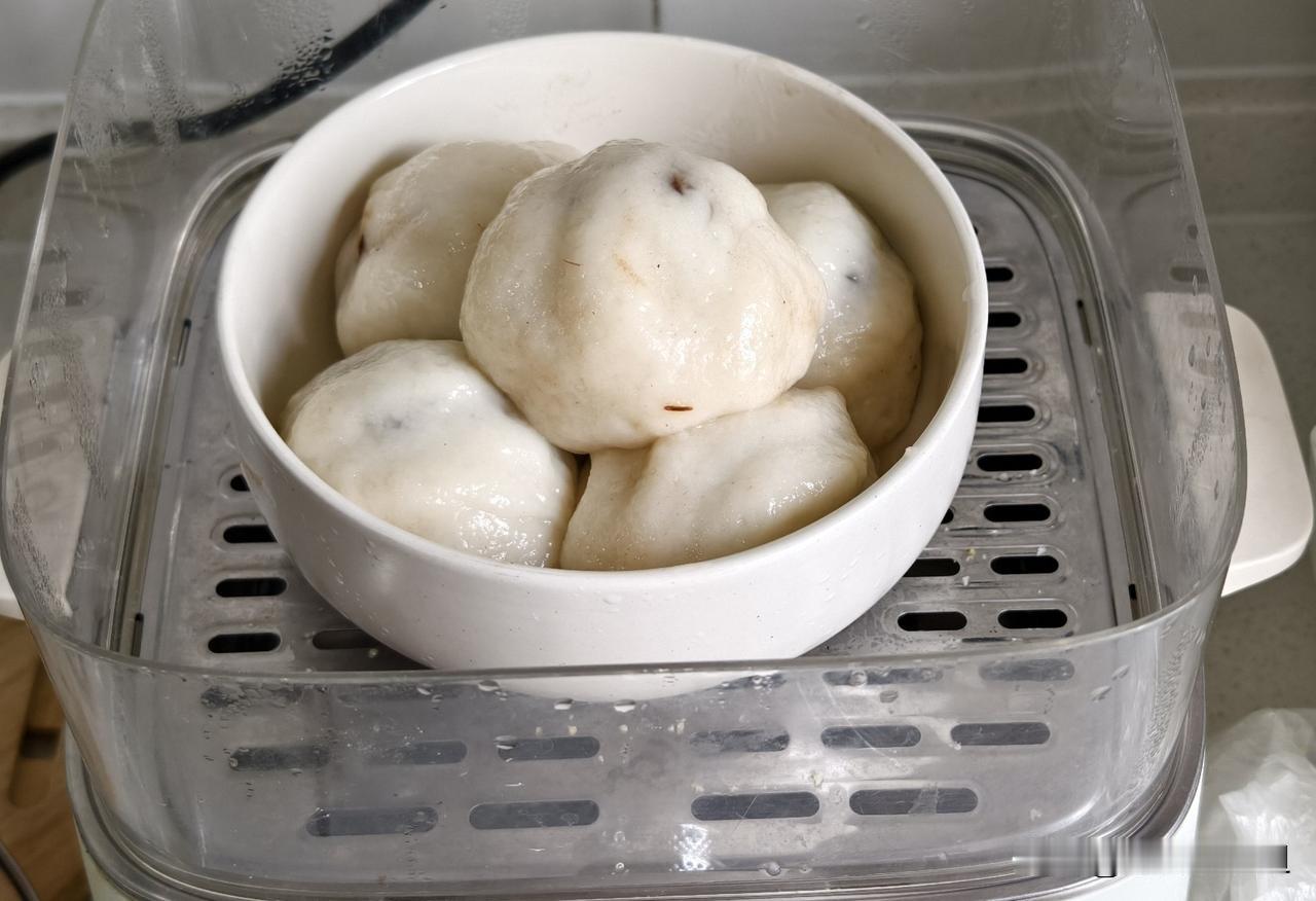 我中午不做饭，就是随便垫补一下。
今天中午没啥吃的，就包了几个粘豆包。
豆馅是原