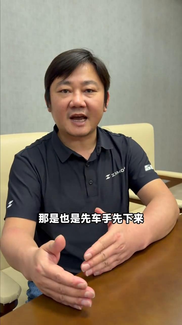 大家好，今天的比赛跑到倒数第六圈的时候，因为后方有一台车摔车了，车是直接在赛道上