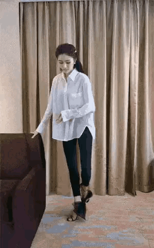 舞蹈生就是不一般，这一字马也太丝滑了吧，惊为天人[思考]