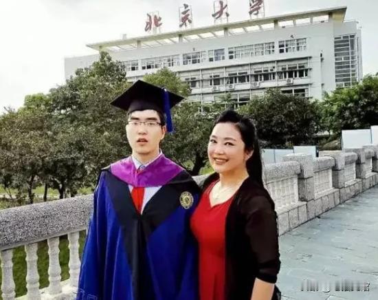 1988年，武汉一女教师，新婚后不久怀孕。不料，当孩子出生后，丈夫竟脸色大变说：