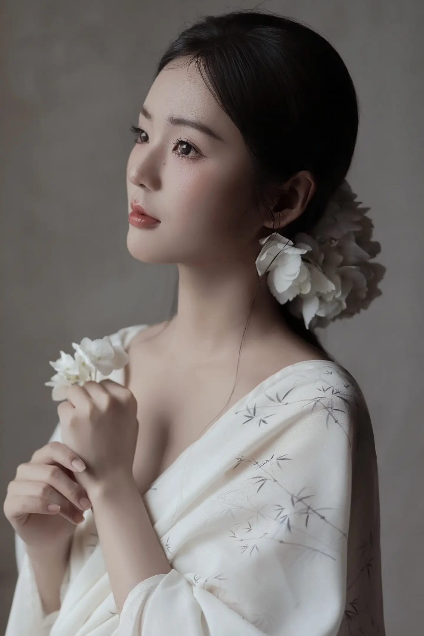 露浓花瘦，薄汗轻衣透。