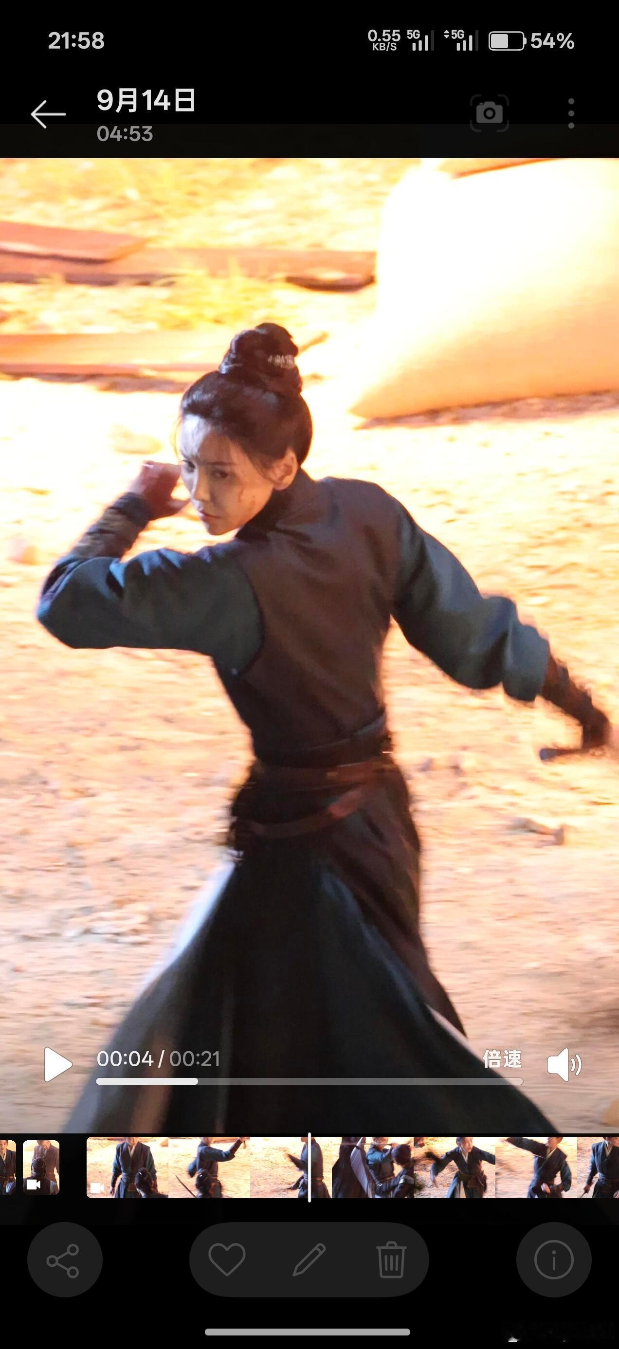 于文文生来就是要拍武侠剧的！！！😋后三张是宝宝属性显露无疑🥺 ​​​