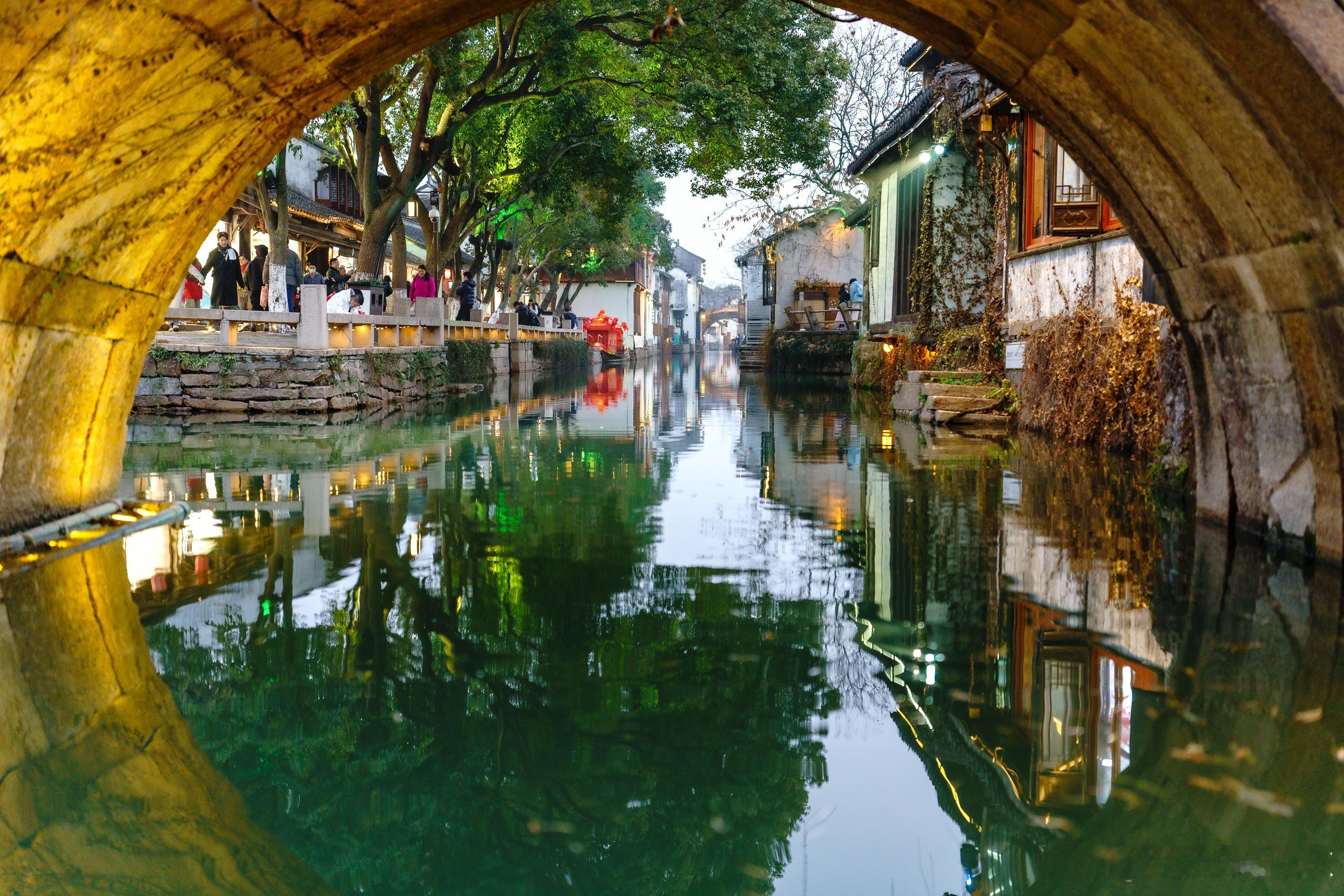 🚣‍♂️ 周庄慢生活🌟 漫步时光小巷踏上石板小巷，仿佛穿越时光之门，每一步都