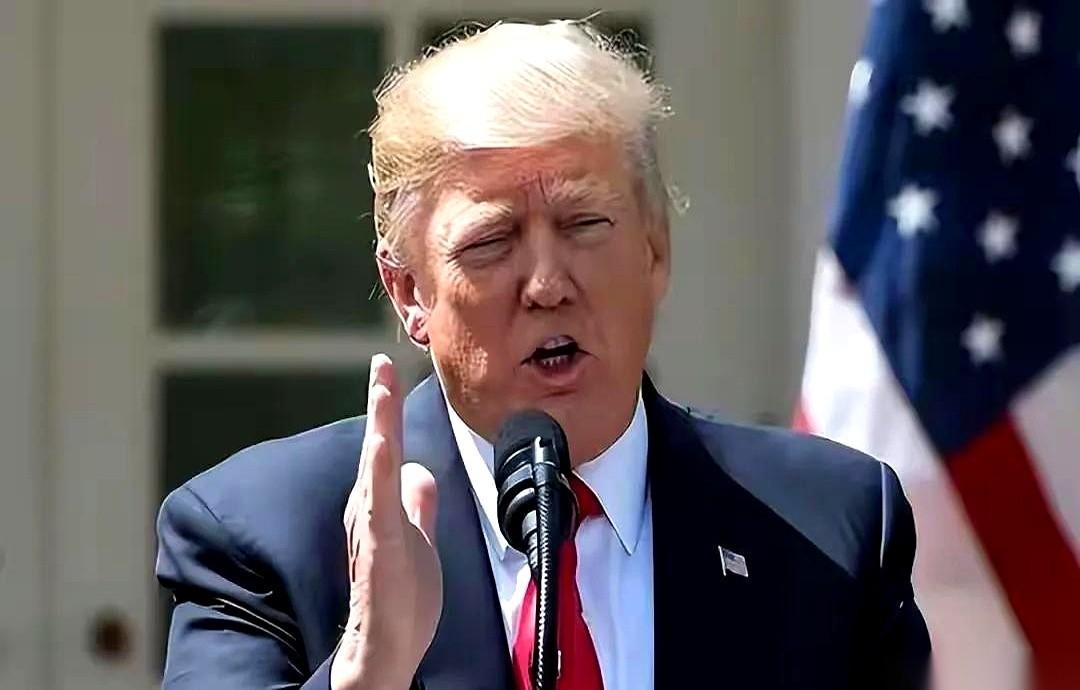 特朗普的名字，要被直接印上美元了。
不是印头像，是他的亲笔签名，直接换掉一个印了