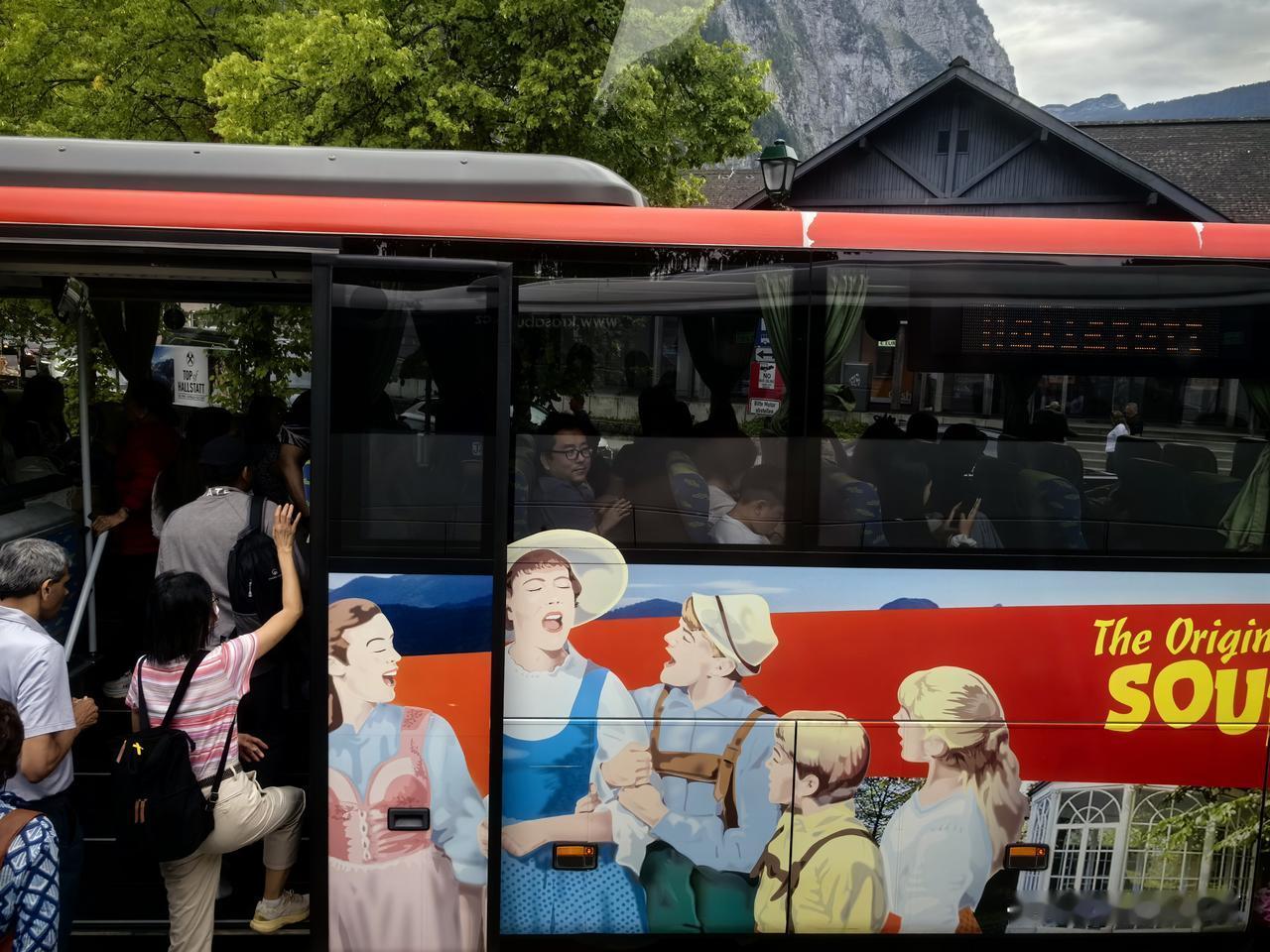 哈尔斯塔特公交车身上喷绘的““音乐之声”旅行”的广告。