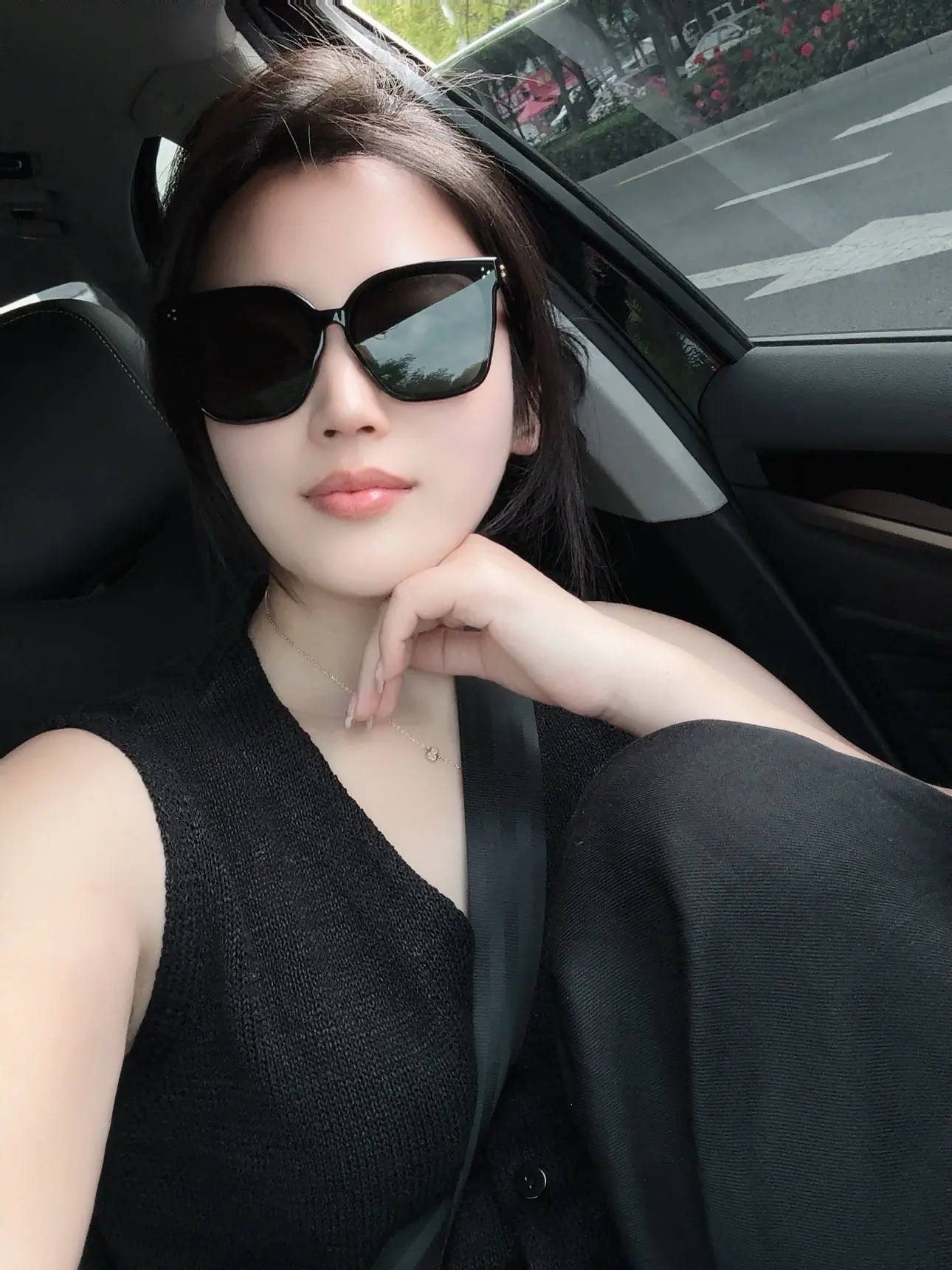 明艳的女人欲望写尽 微微皱眉也是调情