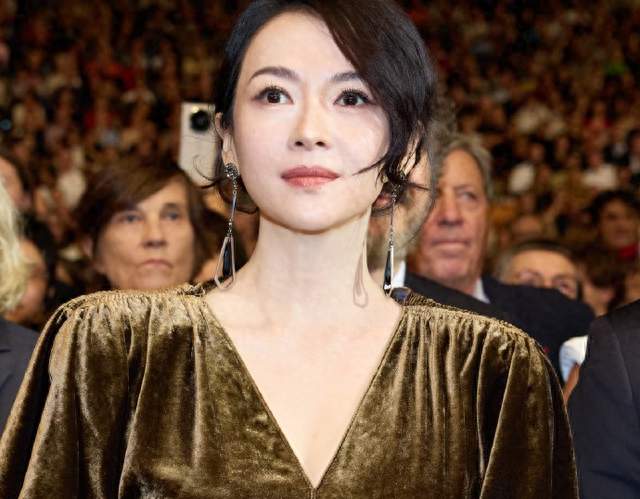 章子怡深V丝绒裙压轴里昂，松弛感才是真巨星