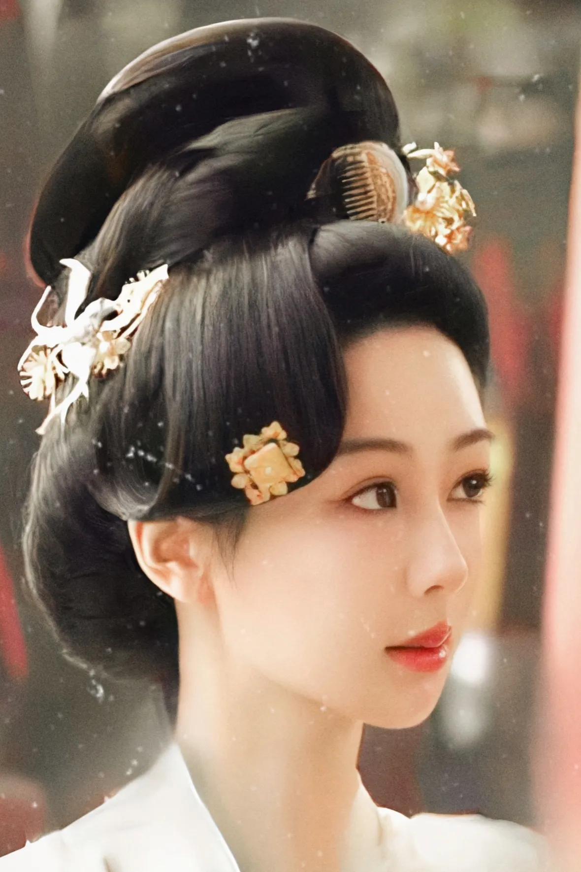 杨紫和李现的二搭合作剧国色芳华路透照曝光，CP感十足，让人对这部剧充满期待。
杨