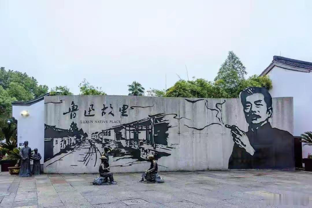 鲁迅夹烟形象墙画不会换坚决不能换，真实的鲁迅就是夹烟思考着写作的鲁迅，烟不仅是先