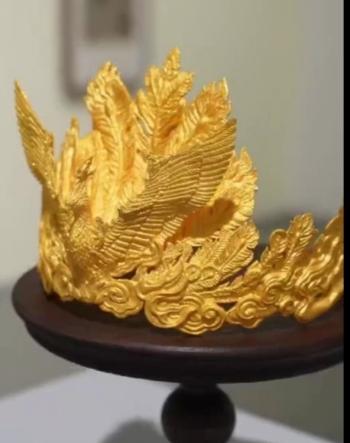 4斤重黄金凤冠展览上被人为破坏？还是刻意为流量设计摆拍，但如果此展览涉嫌碰瓷故意