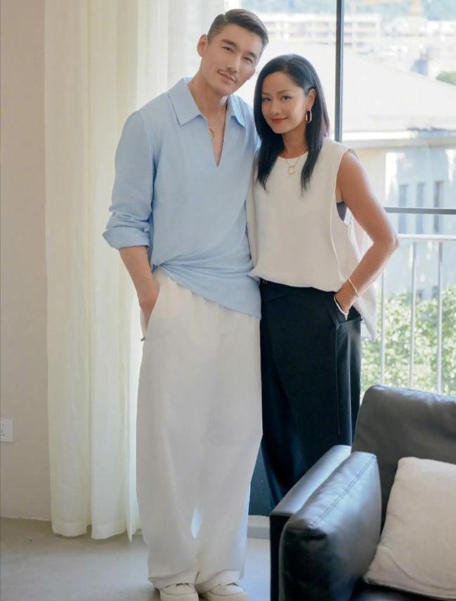 瞿颖官宣幸福婚姻，和胡兵的意难平终究是场青春遗憾！
 
刷到瞿颖的近况才惊觉，那