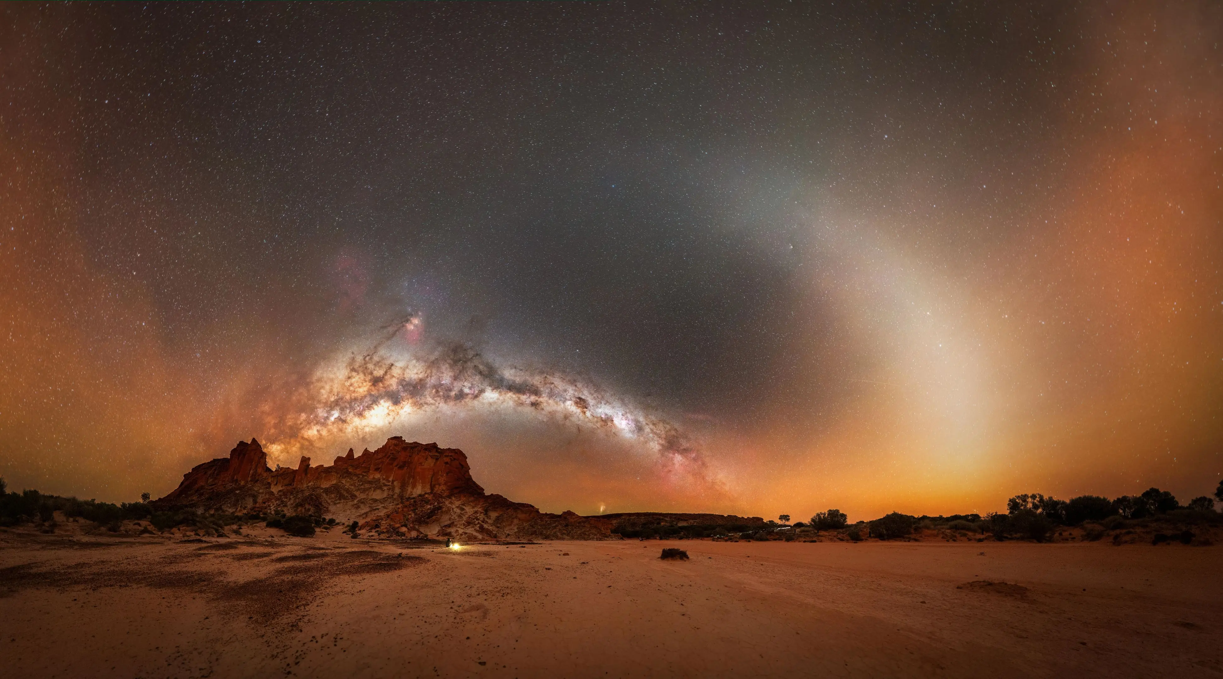 银河拱桥看腻了来看看黄道拱吧。彩虹谷位于澳大利亚北领地荒原的深处，它的...