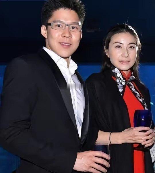 2000年，霍启刚第一次带女友回家。
朱玲玲只看了一眼，便说：“你们不合适，分了