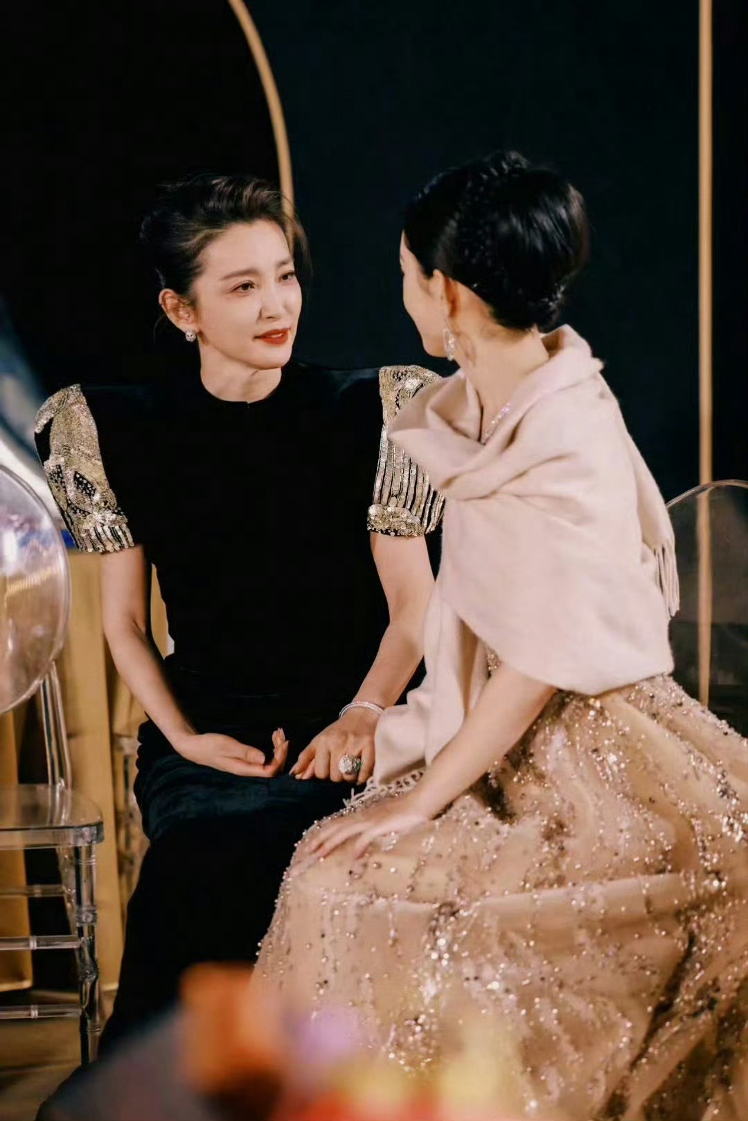 李冰冰 有没有对我妹赵丽颖好一点  美女们在一起太养眼了吧，优秀的人总是惺惺相惜