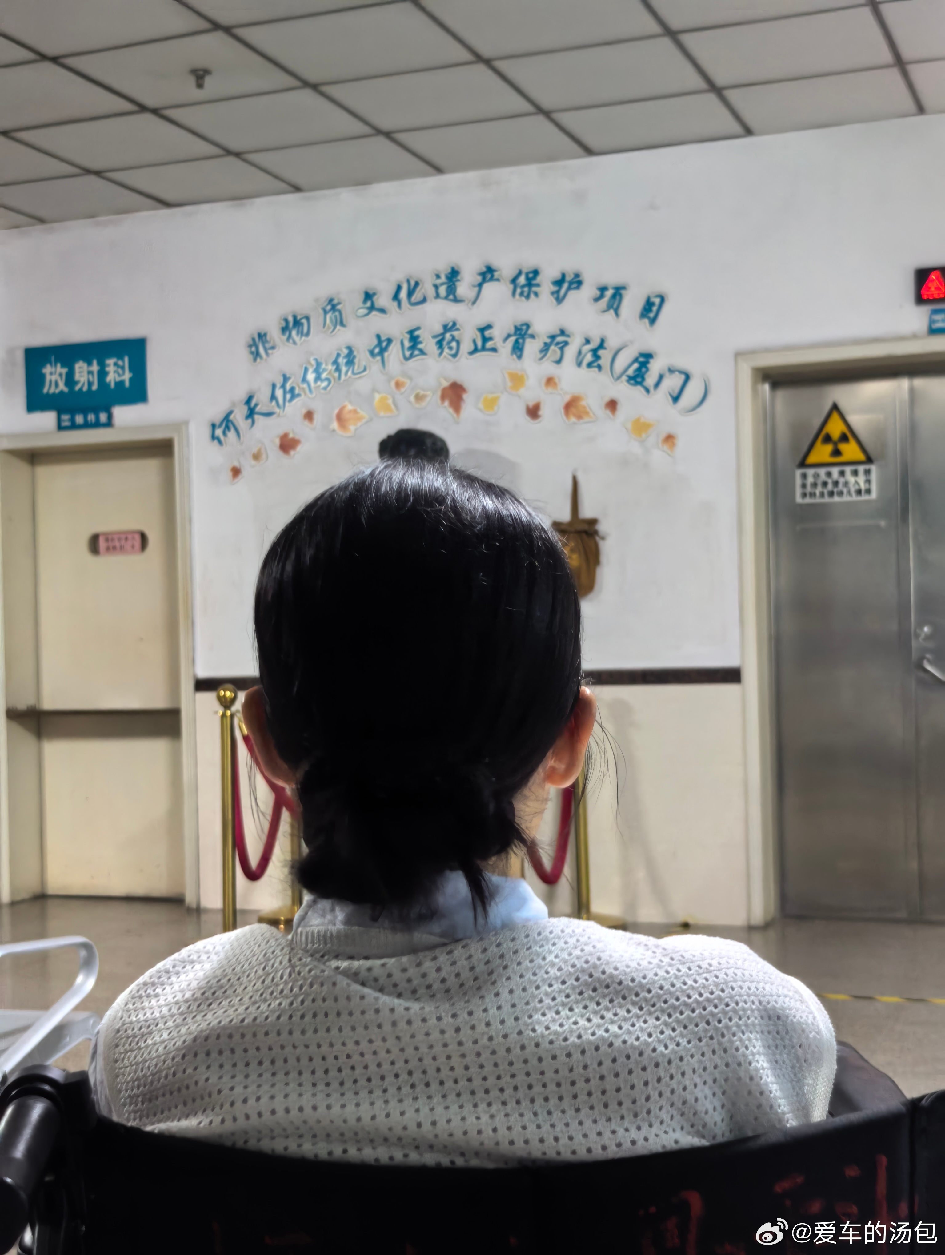 《关于我脚崴了鸿哥把我当旅行青蛙打卡拍照这件事》我有想过坐尊界后排的地毯上要不要