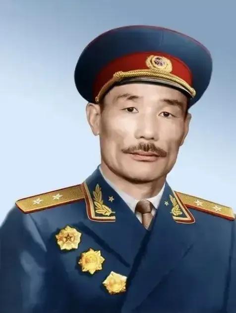 开国中将孙毅，以其独特的人格魅力，书写着不朽的篇章。
 
将军理发遇冷语，却未怒