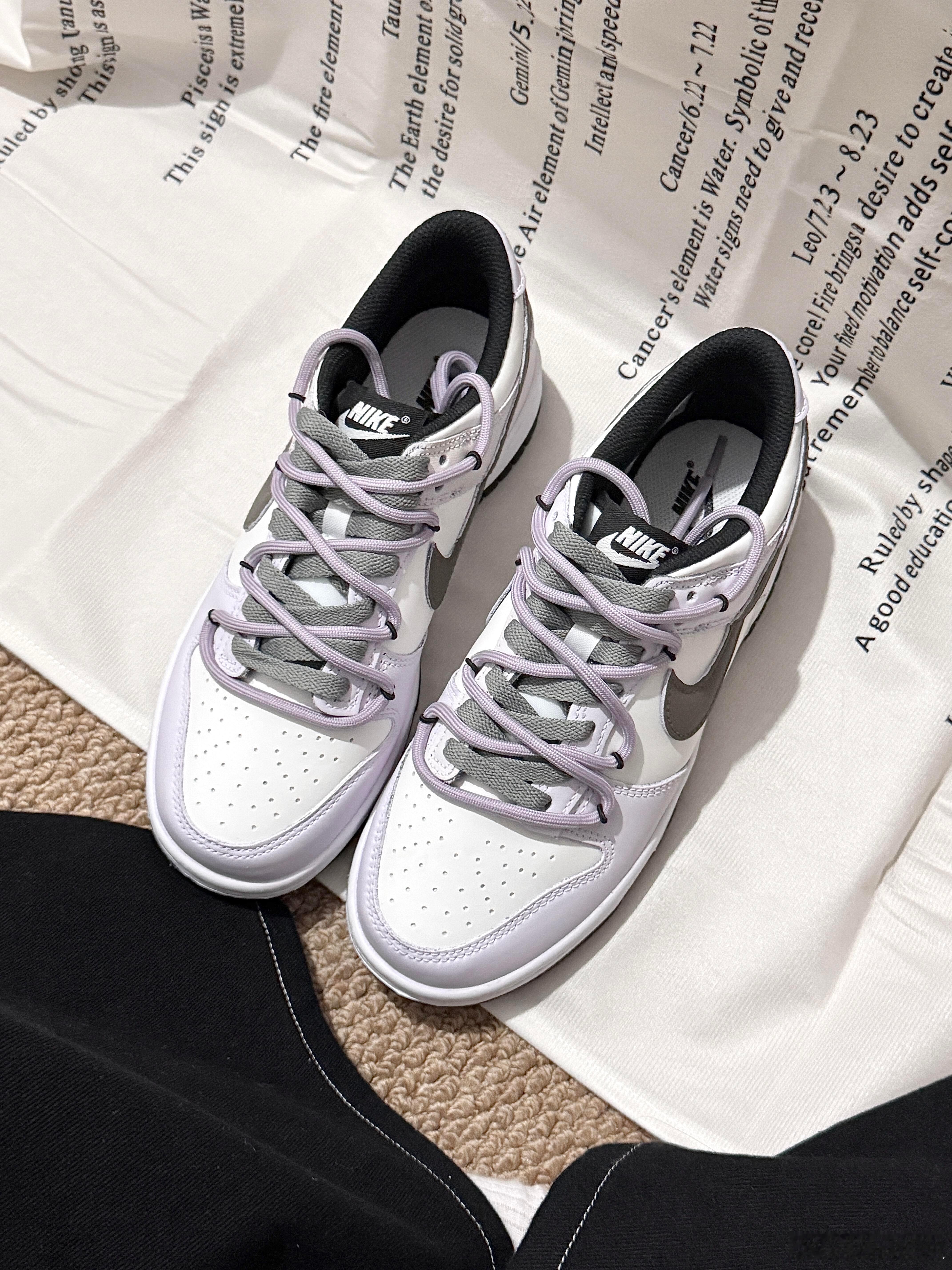 这双Nike Dunk Low以其独特的清新文艺气质脱颖而出。鞋身以纯净的白色为