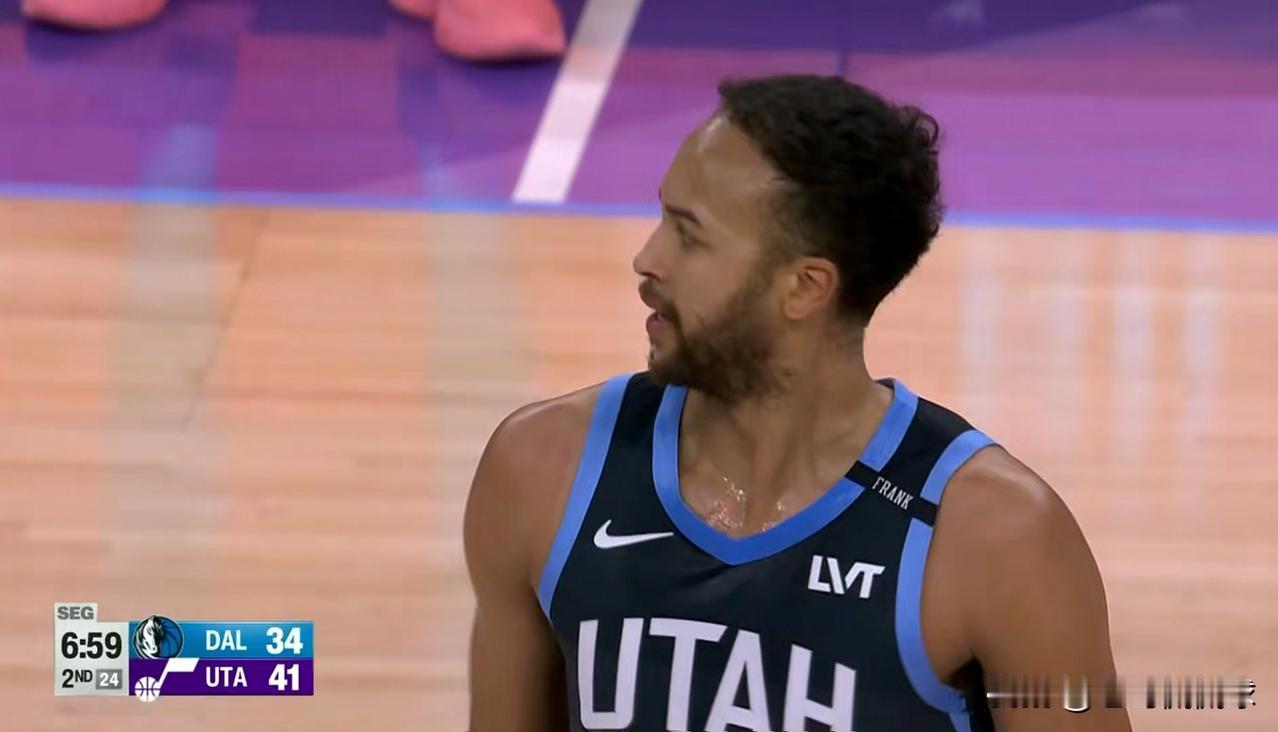 我强烈建议爵士立刻交易走李凯尔！在今天爵士主场迎战独行侠的比赛中，目前双方的上半