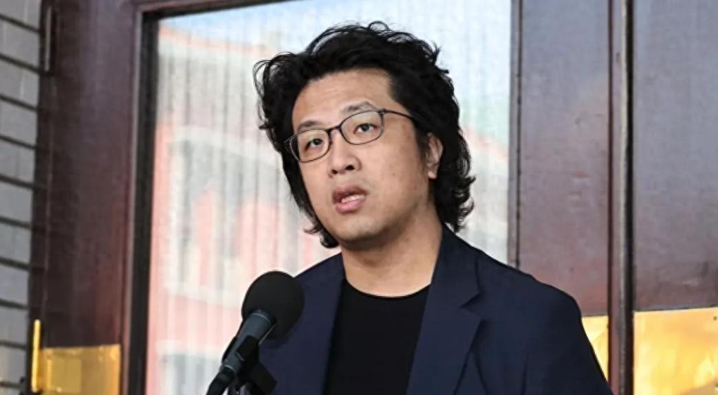 沈伯洋祸害全家！沈家一夜崩塌！儿子瑞士留学被拒签、生意也黄了
沈伯洋曾经是个学术