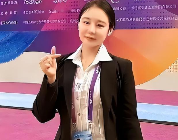 邓琳琳，曾经的体操奥运冠军。在国家队训练参赛那会，她身高只有1米37。那时候身边
