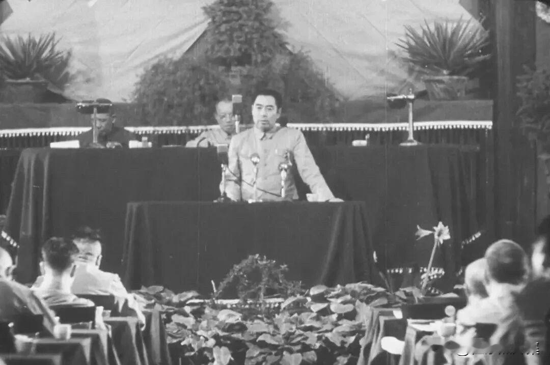 1949年6月16日晚，新政协筹备会常务委员会第一次会议在北平（今北京）中南海勤