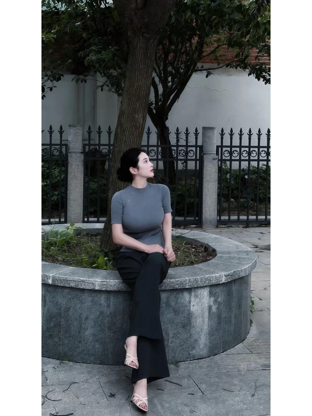 四十岁左右的女人最大的魅力是什么？
以前总听人说男人四十一枝花，到了女人这儿就成