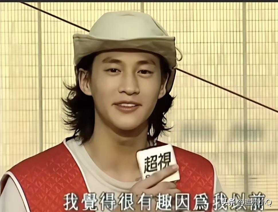 在以前神仙打架的年代里，我真没觉得何润东有多帅。但现在一回头看，他长得蛮清秀的，