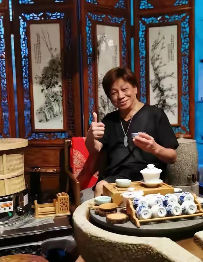 梁小龙三个子女现状
长女梁子文，是梁小龙与第一任妻子黎爱莲所生，此前随母亲在香港