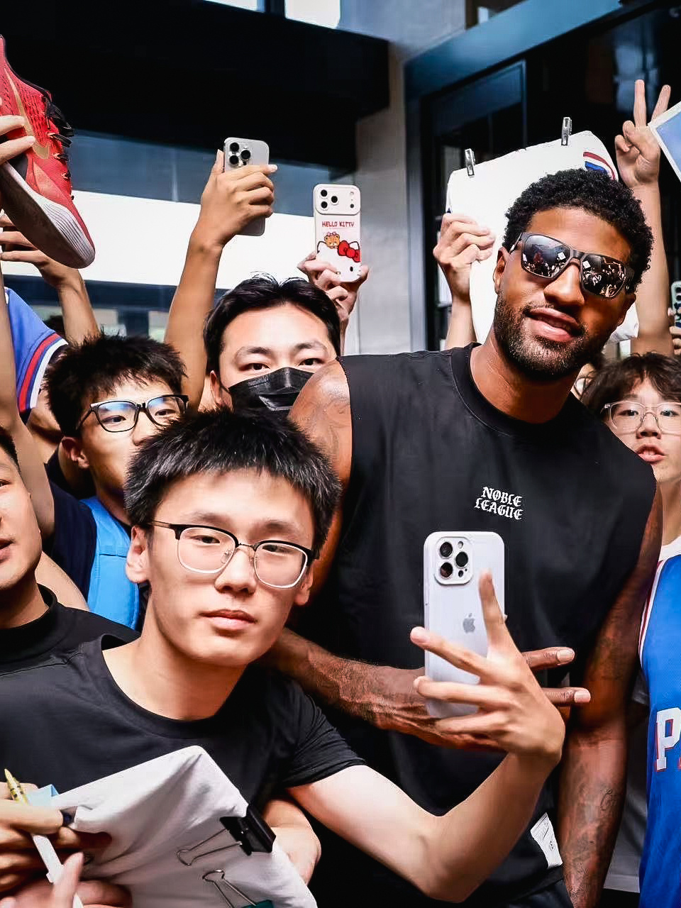 休赛期日常！波士顿凯尔特人官方更新动态，分享了一组保罗·乔治中国行长沙站期间拍摄