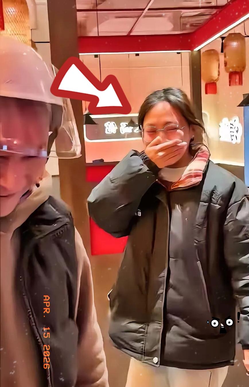 太感动啦！四川省一位开火锅店的老板，生意很好，在闲下来的时间里，他翻看朋友圈，竟