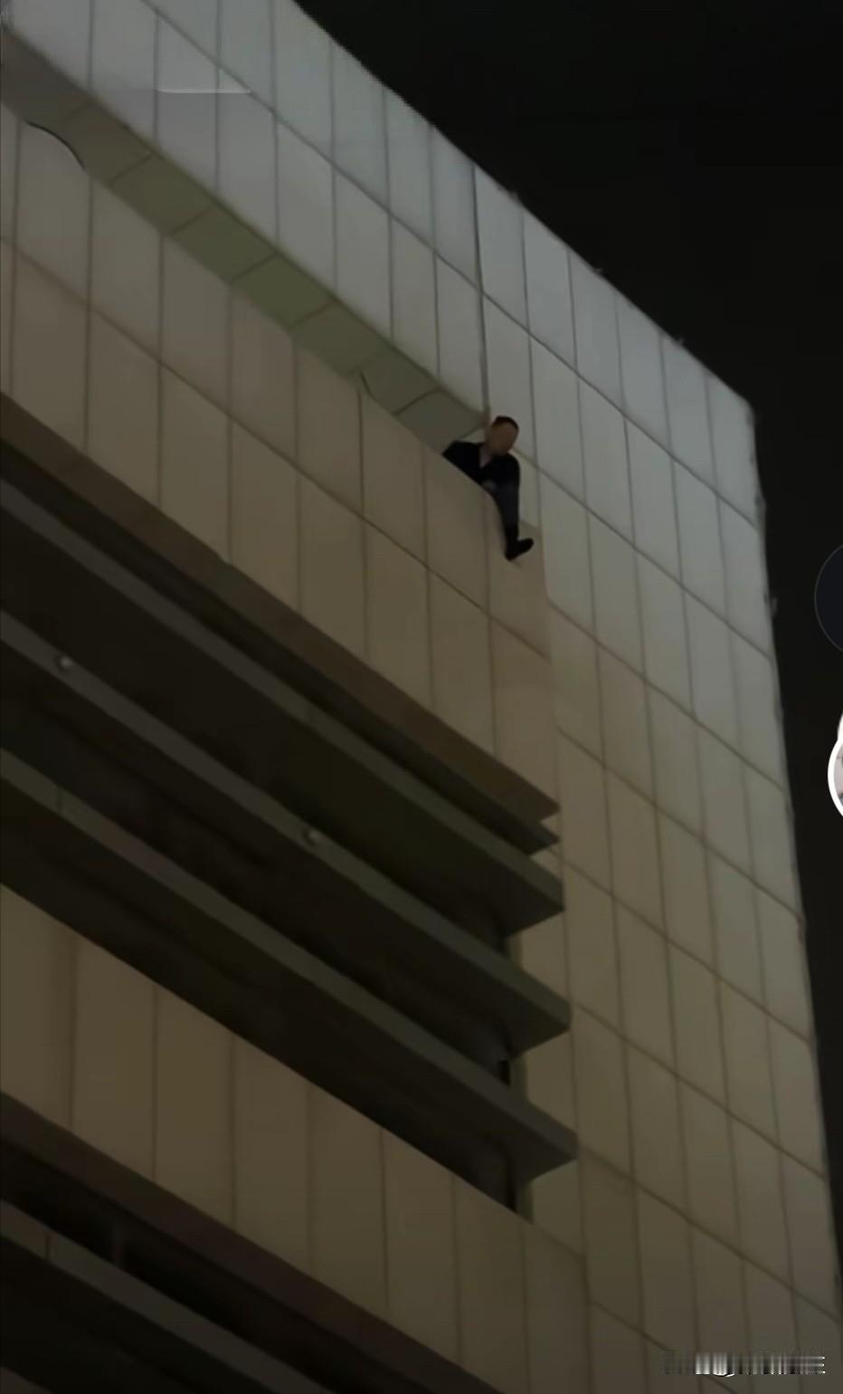 云南玉溪，男子来到舅妈的出租屋，发现一陌生男子在屋内，敏锐的察觉到对方和舅妈关系