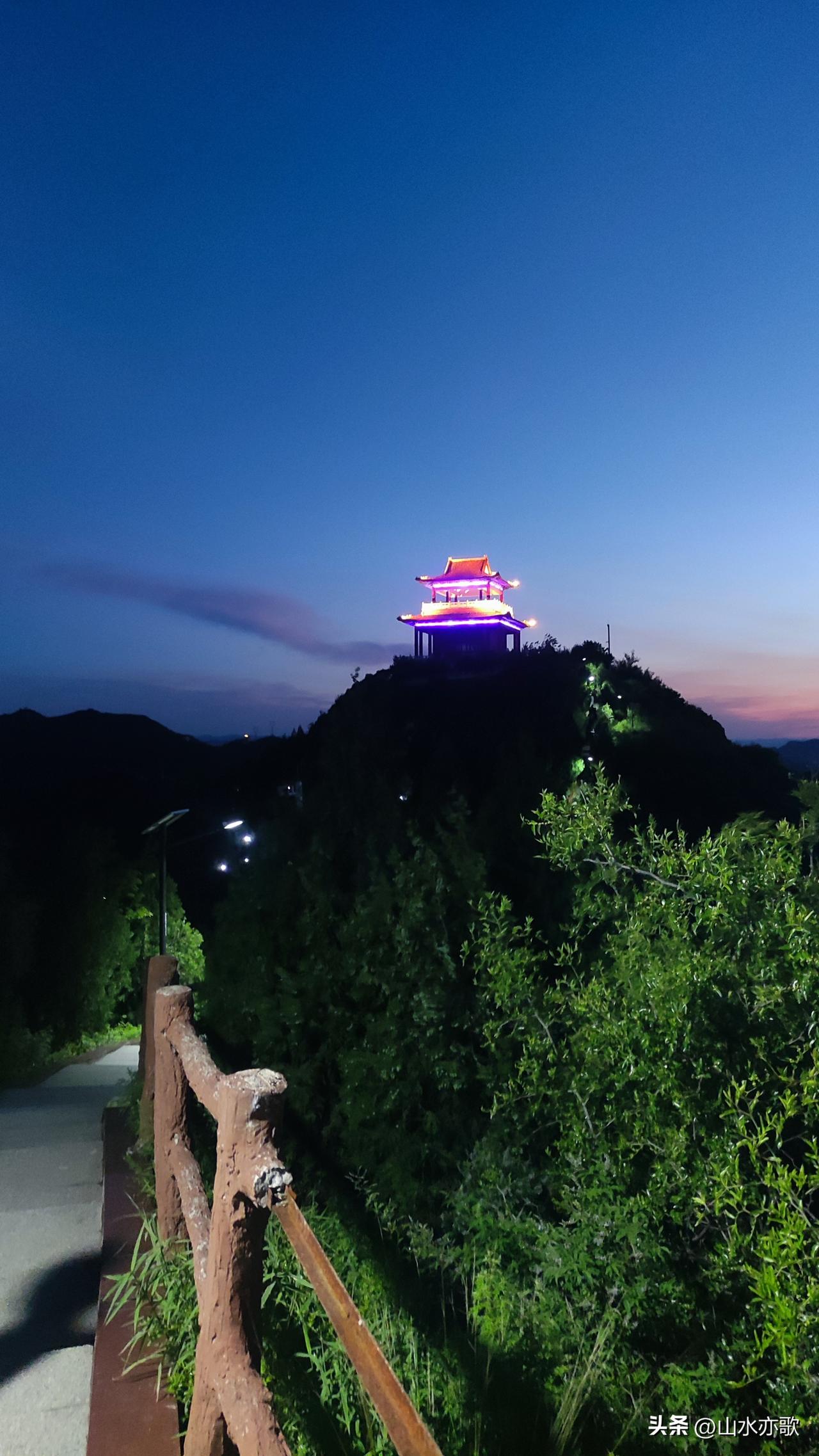 西山森林公园，与友行！这是我时隔一年之后，又一次在朋友的陪同下夜爬西山。
朋友说