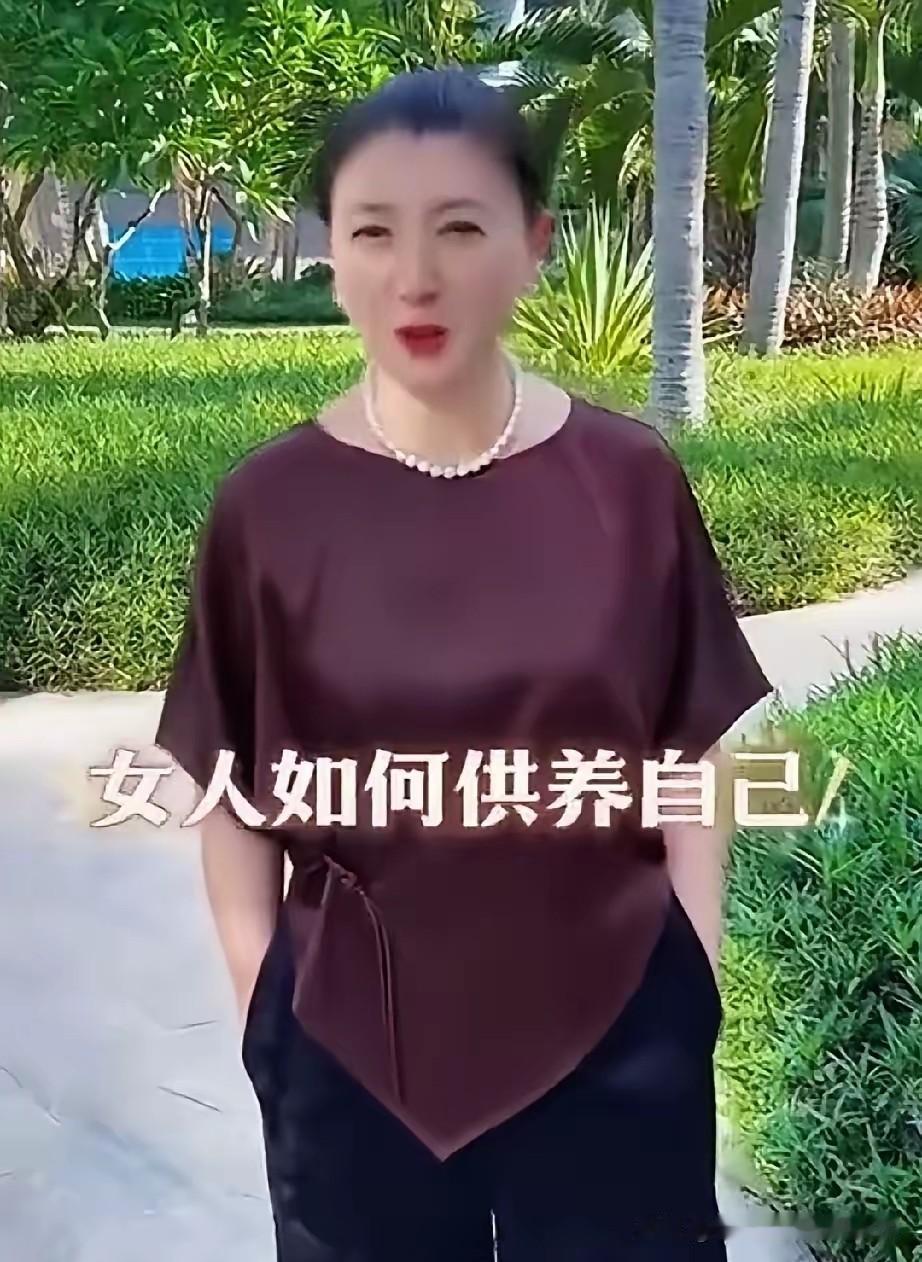 闫学晶说“女人要供养自己”，评论区炸了，二婚就该被骂？
 
闫学晶发视频聊“女人