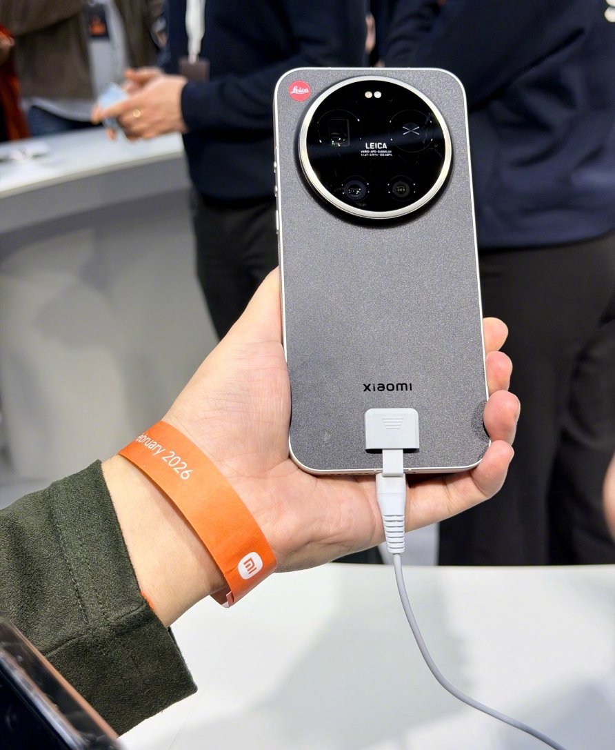 小米今晚在 MWC 2026 发布会正式推出了 17 Ultra 徕卡海外版“L