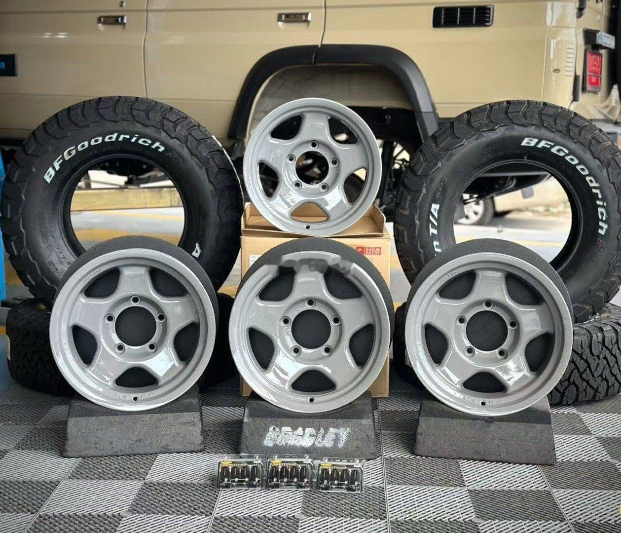 日本4x4 Engineering ServiceBradley V 7040限