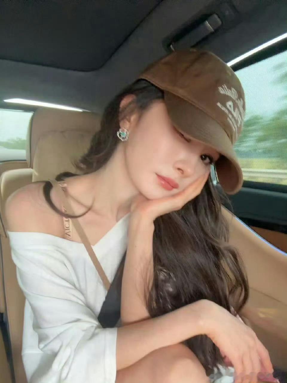 内娱明星眼里的杨幂前辈赞她专业能吃苦，同辈服她高情商通透，后辈认她暖心引路人，敬