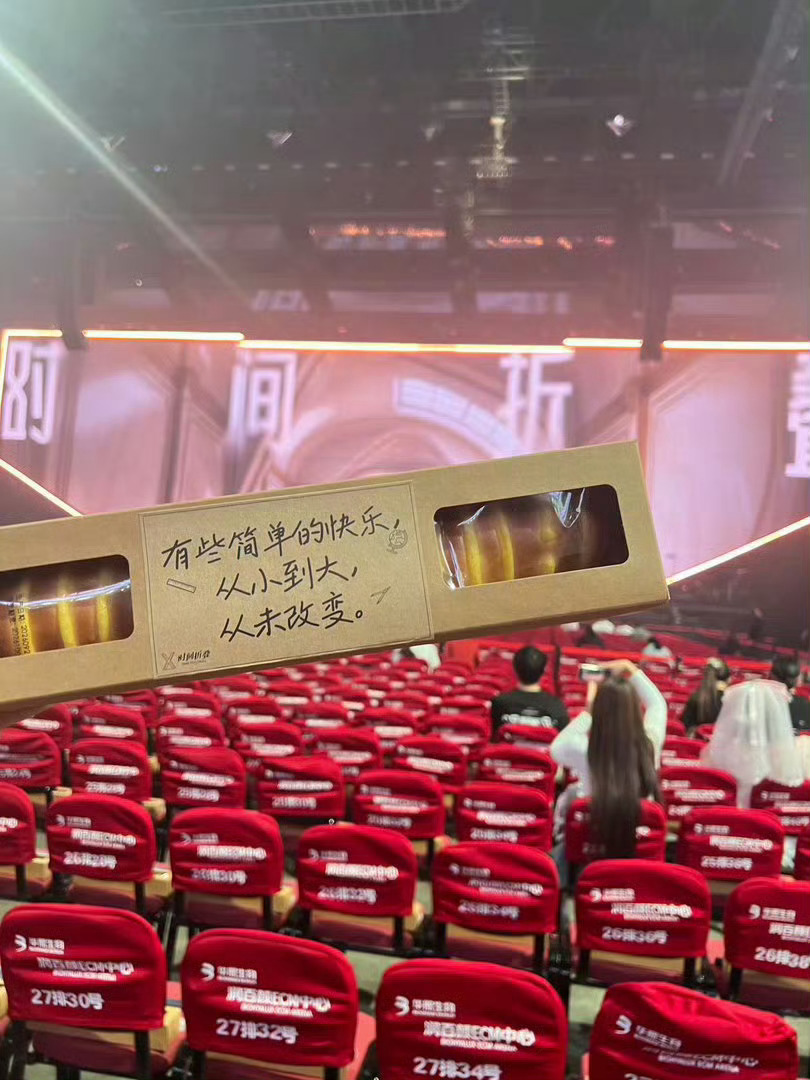 徐良毛毛虫面包主理人徐良北京演唱会送的是毛毛虫面包 谁的童年DNA动了！徐良北京