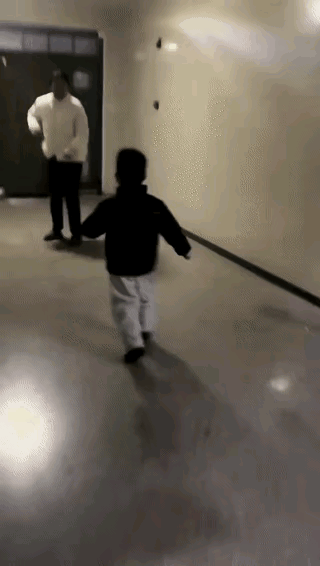 泪目了!山西，姑姑远嫁，3岁的侄子看到姑姑发的视频，觉得姑姑有些不开心，就和妈妈