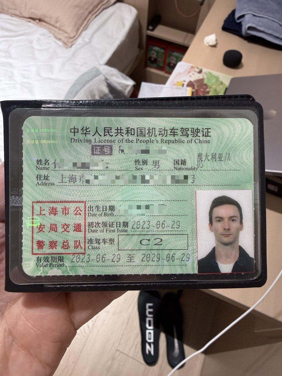 澳大利亚一小伙在国内考驾照，
就在电脑上做了100道题，
然后就立刻拿到了驾照。