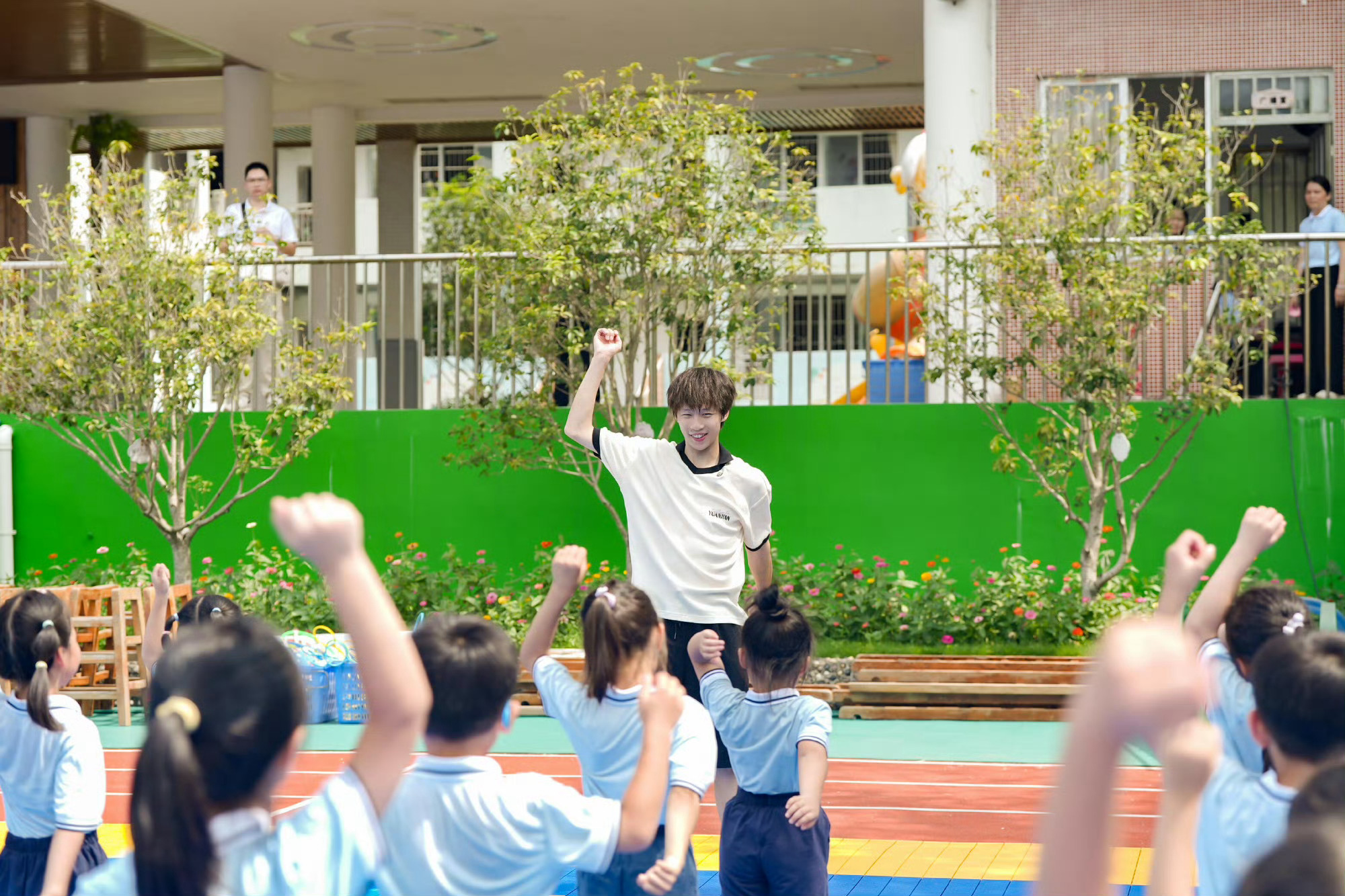 林高远被小孩哥挽留当体育老师 和孩子们相处的画面太暖心啦！小家伙们热情挽留，童真