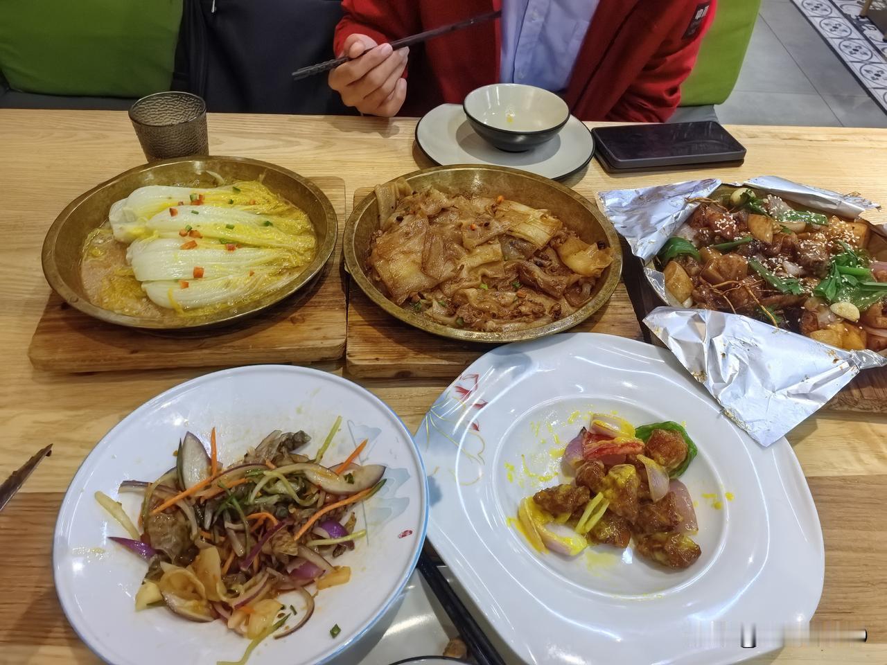 昨天去顺德华侨城欢乐海岸PLUS开会，中午和同事在某平台选了一家叫家宴小厨的顺德