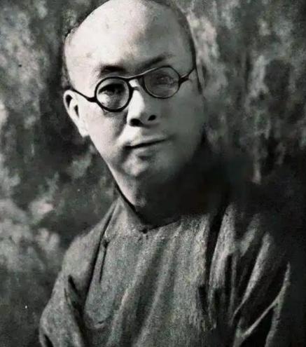 中国最大汉奸是谁？远比汪精卫更加可恨，若是无他，日本连中国的大门都进不了。
 