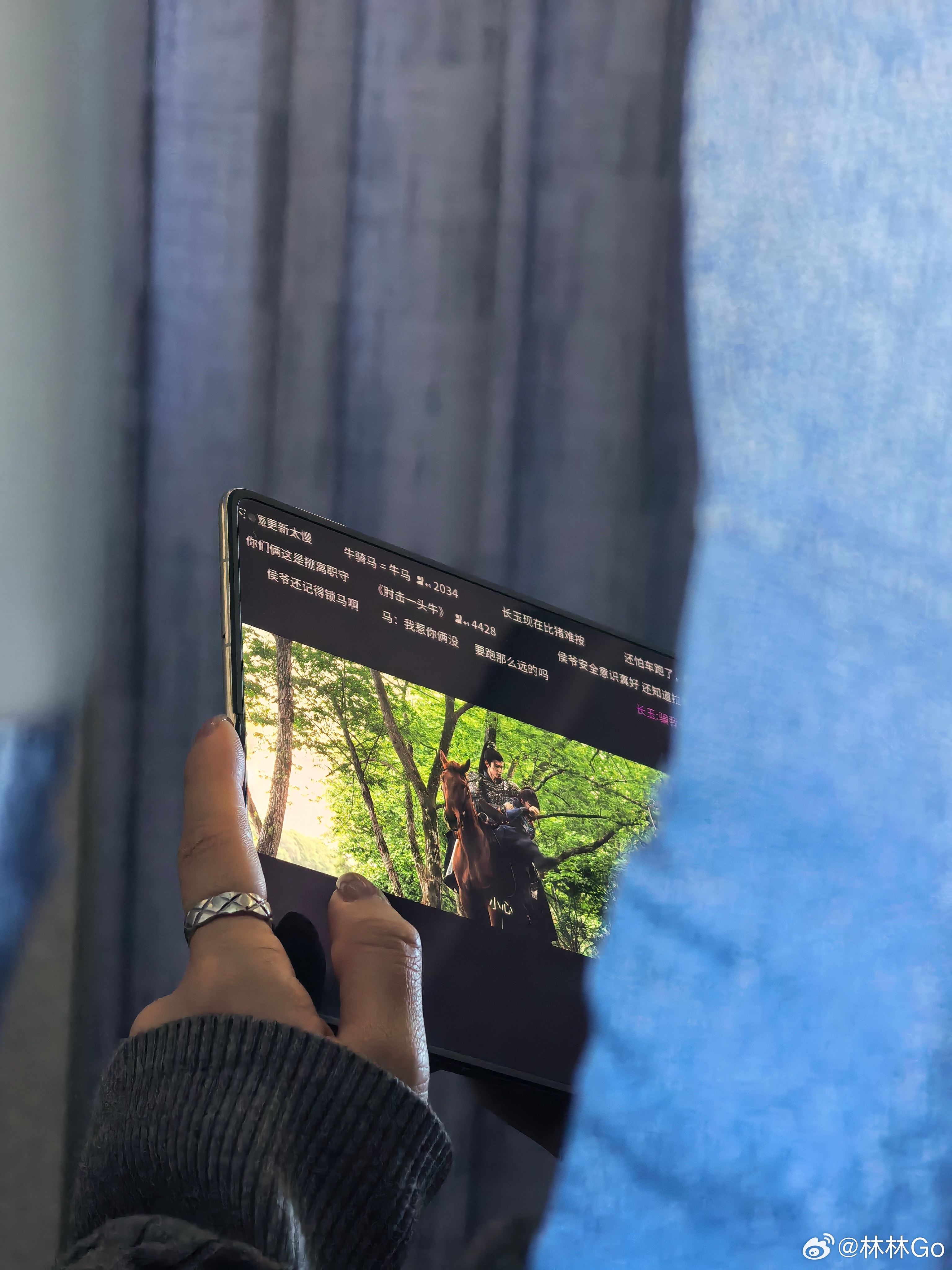 今天上飞机的时候，我把pad拿出来，想要追剧。一抬头，发现我前排的小姑娘也在看逐