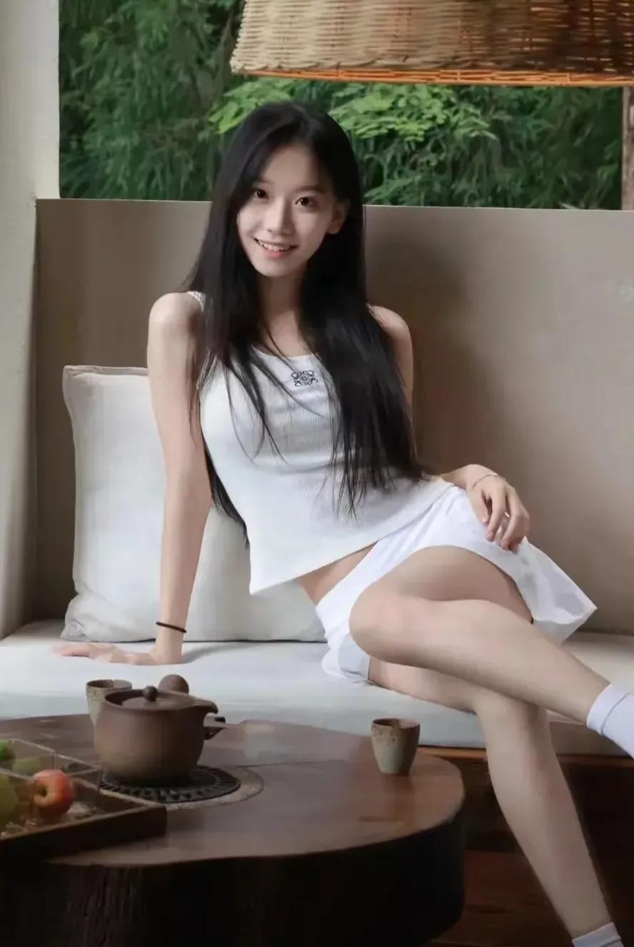 李婷感到有些疲惫。她常常在想，是不是真的没有一个能让她的心动的男人。然而，命运总